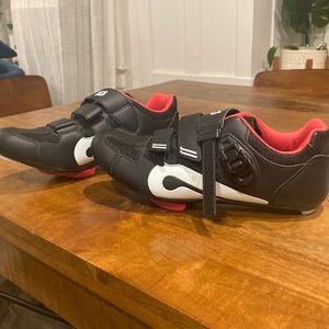 Men’s size 43 Peloton Cycling shoes. Used once.